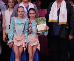 2.	Дует «Крила Ангелу» (акробатика, еквілібр, каучук) - Софія Дорошенко та Анна Меликян - Школа акробатики Ірини Жердєвої, кер. Ірина Жердєва та Євгенія Оболоніна, м. Київ (Україна)