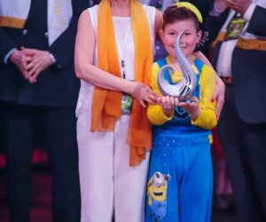 Від циркової школи Лугано (Швейцарія). Вручає: директор - Лідія МігАні